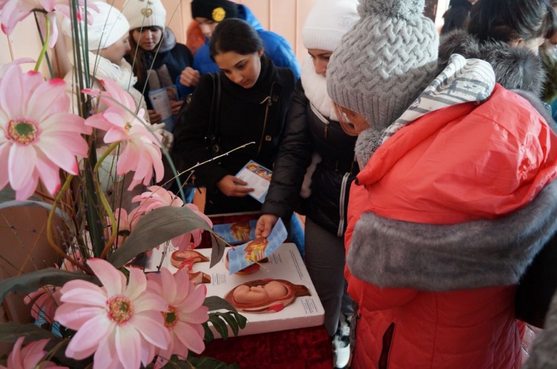 Матушка Наталья Маликова из Женсовета Шахтинской епархии в хут. Арпачин провела противоабортную акцию «За жизнь»