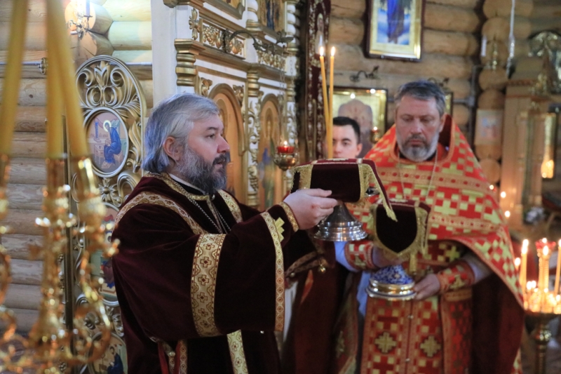 В престольный праздник Преосвященнейший епископ Симон совершил Божественную литургию в храме великомученицы Екатерины города Красный Сулин