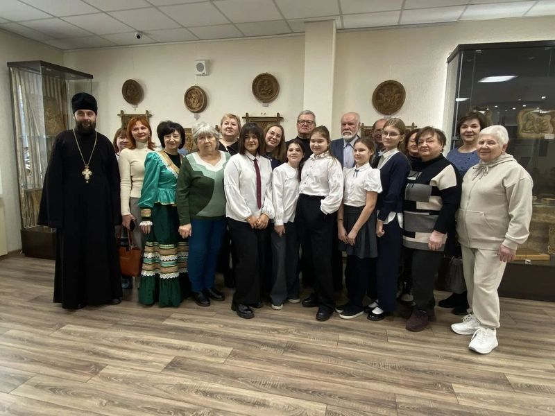 В поселке Каменоломни открылась выставка резьбы по дереву «Резные истории Дона»