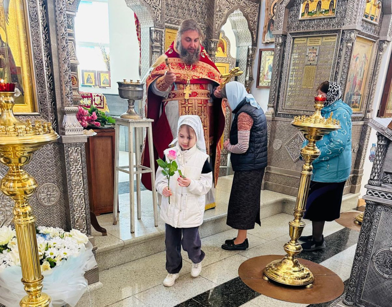 В храме преподобного Сергия Радонежского в Шахтах поздравили женщин в день святых жён-мироносиц