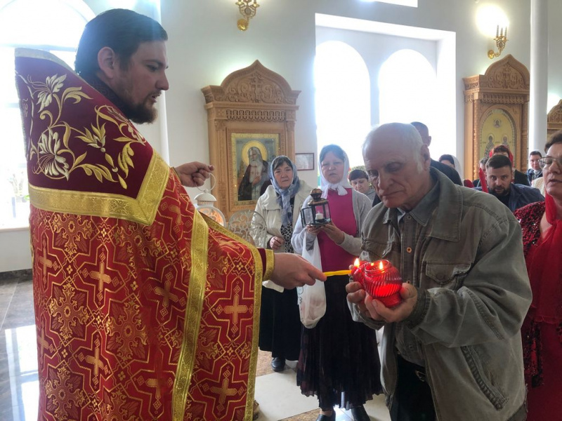 Благодатный огонь доставлен в Донецкое благочиние