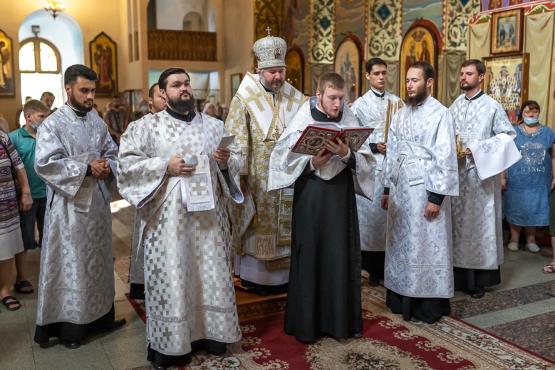 В праздник Преображения Господа Бога и Спаса нашего Иисуса Христа Преосвященнейший епископ Симон совершил Божественную литургию и диаконскую хиротонию
