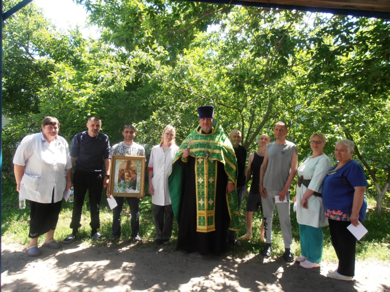 В туберкулёзном диспансере Каменска-Шахтинского совершили молебен в День Святой Троицы