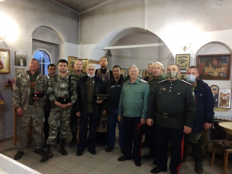 В храме Донской иконы Богородицы г. Новошахтинска состоялась встреча казаков станицы Мало-Несветаевской с духовником