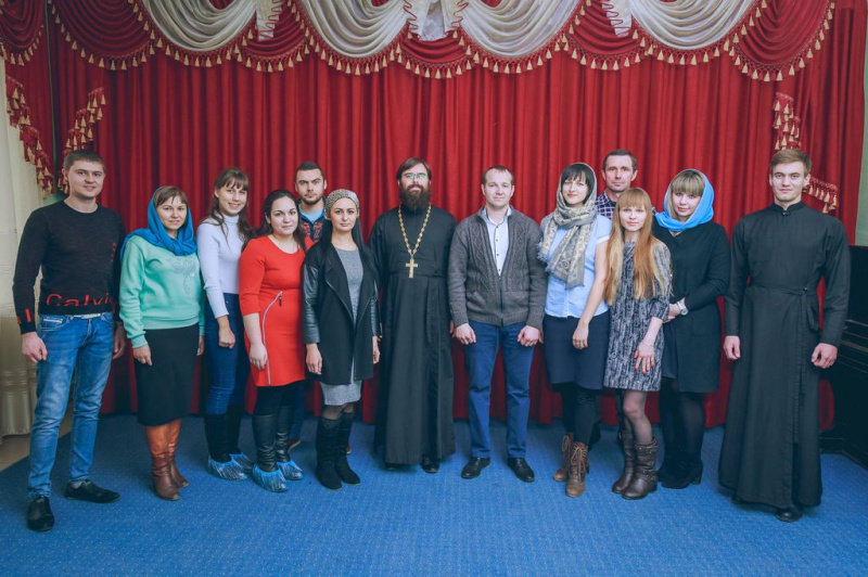 Беседы на духовные темы и разбор Священного Писания стали проводиться на постоянной основе для молодежи Покровского кафедрального собора 