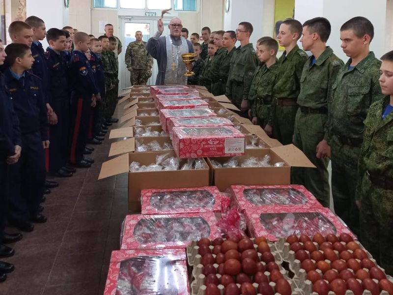 В канун празднования Святой Пасхи иерей Евгений Поцелуев посетил окормляемых им кадетов