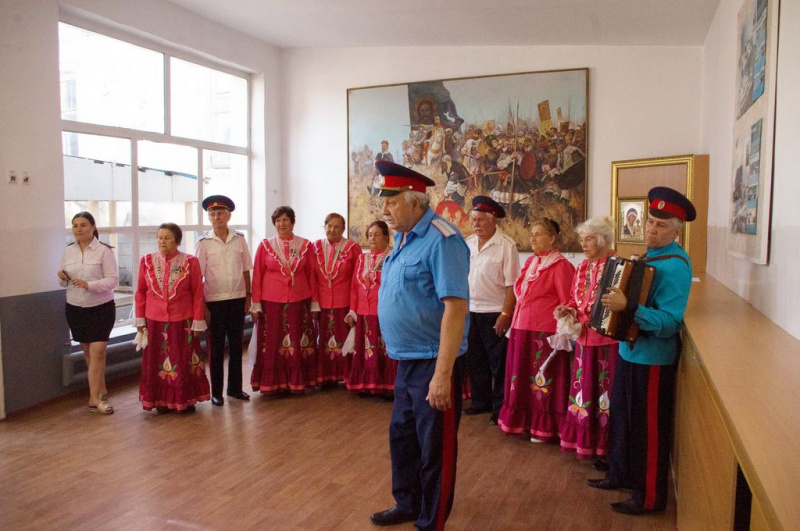 Иерей Олег Выборов благословил юношей-казаков на службу в рядах Вооруженных сил Российской Федерации в военном комиссариате Каменск-Шахтинского благочиния