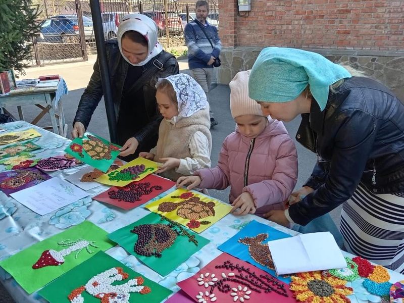 На территории храма Архистратига Михаила прошла выставка детских работ «Благая весть»