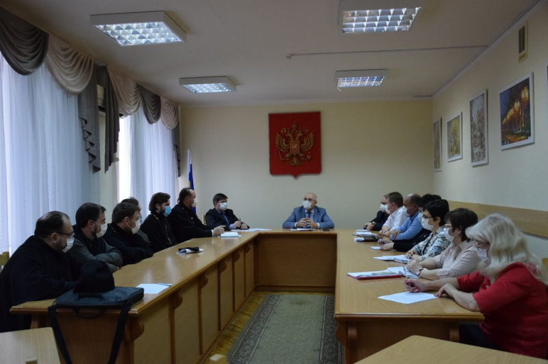 Духовенство Новошахтинского благочиния приняло участие в работе совещания с главой Администрации г. Новошахтинска