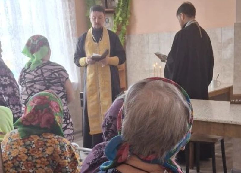 Священник совершил Таинства Исповеди и Причастия в Колундаевском доме престарелых
