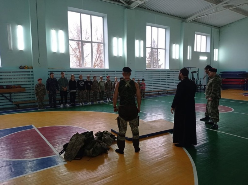Иерей Сергий Липень принял участие в занятиях по тактической подготовке школьников в поселке Новозарянский