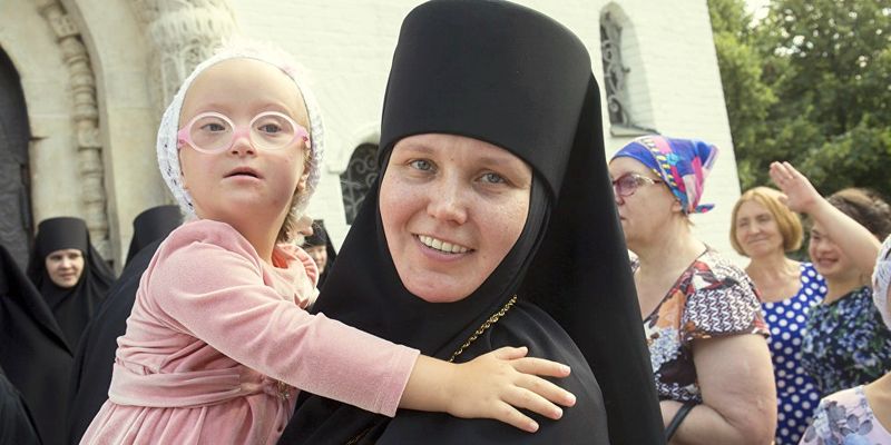 РУССКАЯ ИДЕЯ В ТОМ, ЧТОБЫ ПОМОГАТЬ ТЕМ, КТО РЯДОМ