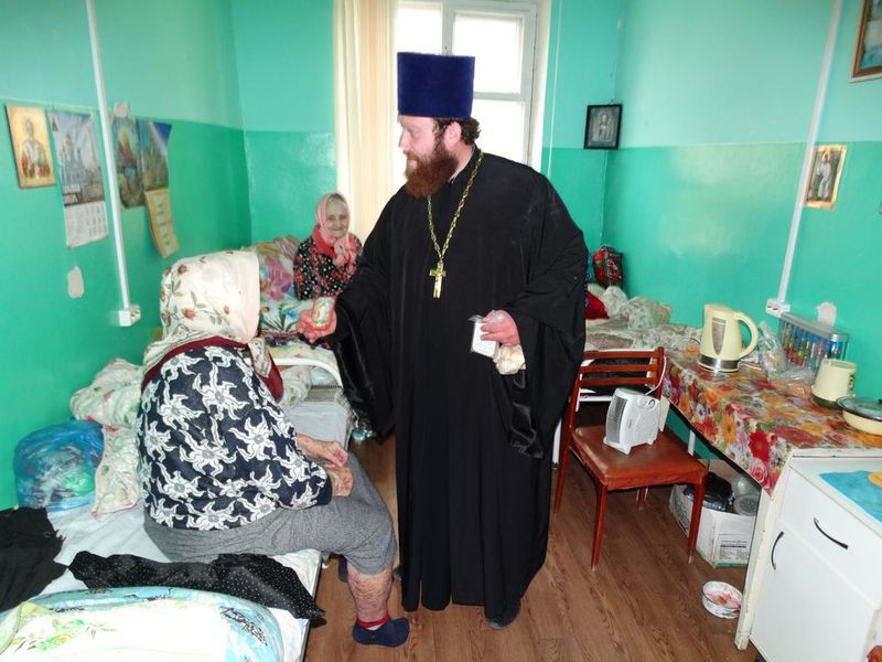 Настоятель храма апостола и евангелиста Иоанна Богослова иерей Андрей Павленков посетил  Красненскую участковую больницу
