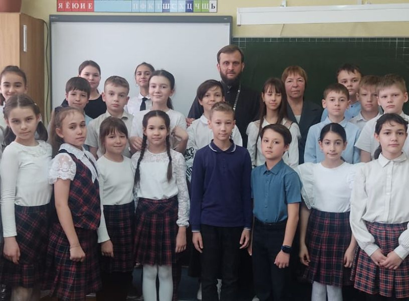 В очередной раз в Лицее № 6 прошла встреча с настоятелем храма Блаженной Ксении Петербургской иеромонахом Германом (Руденко) ﻿