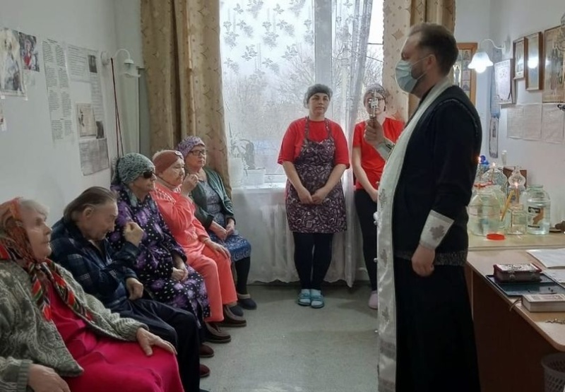 В праздник Крещения Господня священник освятил воду в доме престарелых п. Садовый