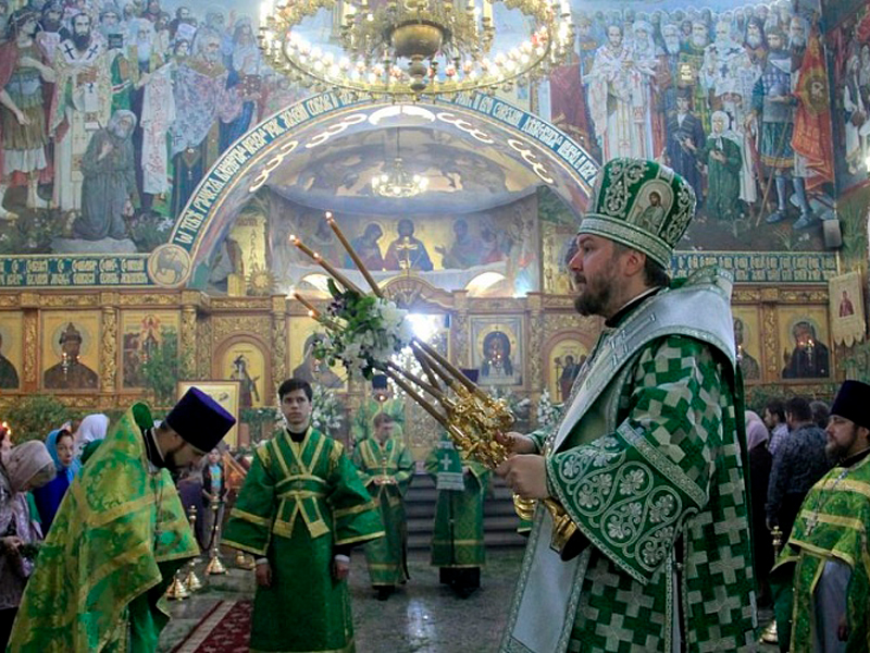 В день Святой Троицы, Пятидесятницы Преосвященнейший епископ Симон возглавил праздничное богослужение в Покровском кафедральном соборе г. Шахты
