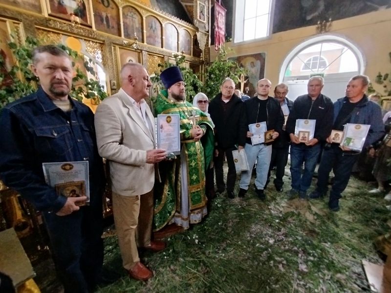В Свято-Андреевском храме города Миллерово в праздник Святой Троицы наградили волонтеров православной группы «Мы вместе»   
