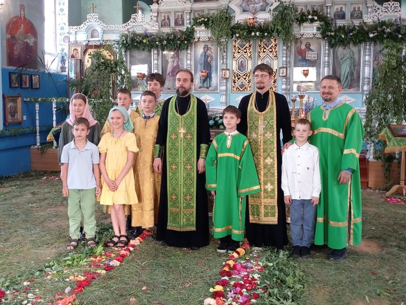 Миссионерская акция ко дню Святой Троицы прошла в храме Архистратига Михаила поселка Каменоломни