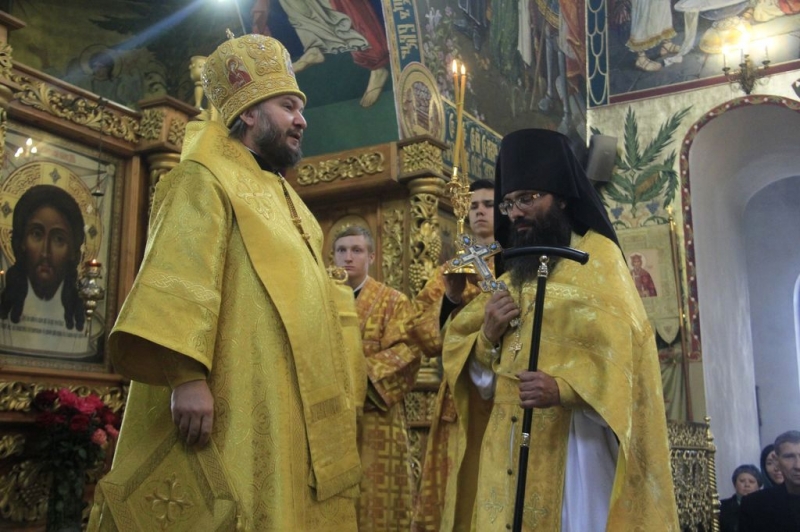 За воскресным богослужением Преосвященнейший епископ Симон возвел в сан игумена Покровского мужского монастыря сл. Верхнемакеевка иеромонаха Алима (Неживова)