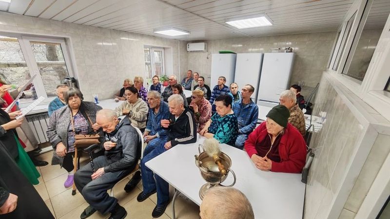 Пасхальная радость для обездоленных: священнослужители и хор посетили социальный центр в Шахтах