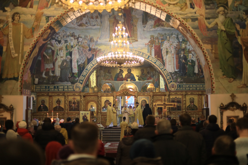 Епископ Шахтинский и Миллеровский Симон совершил воскресную Божественную литургию в Покровском кафедральном соборе города Шахты