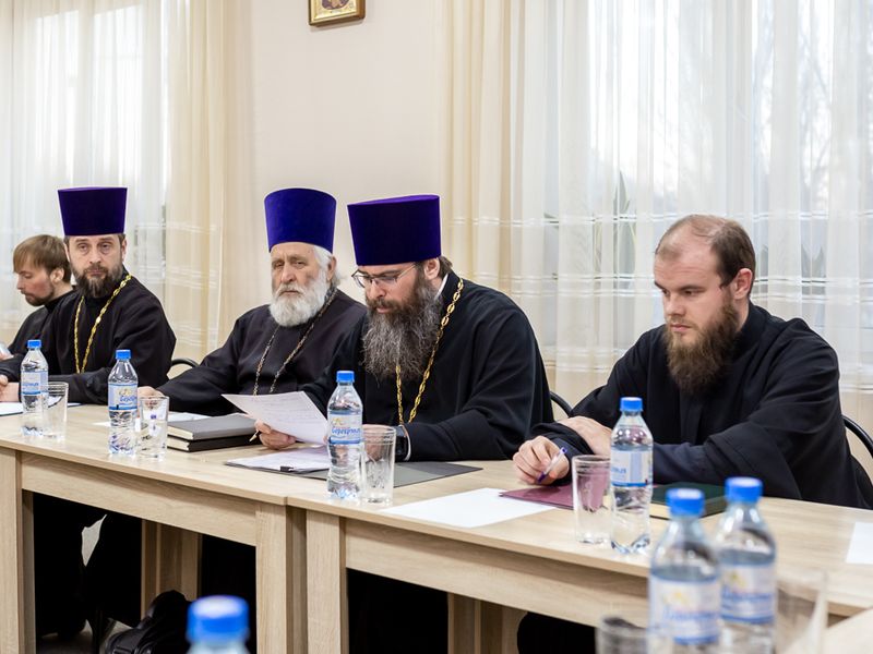 В Духовно-просветительском центре при Покровском кафедральном соборе города Шахты прошло собрание духовенства Александровск-Грушевского округа ﻿