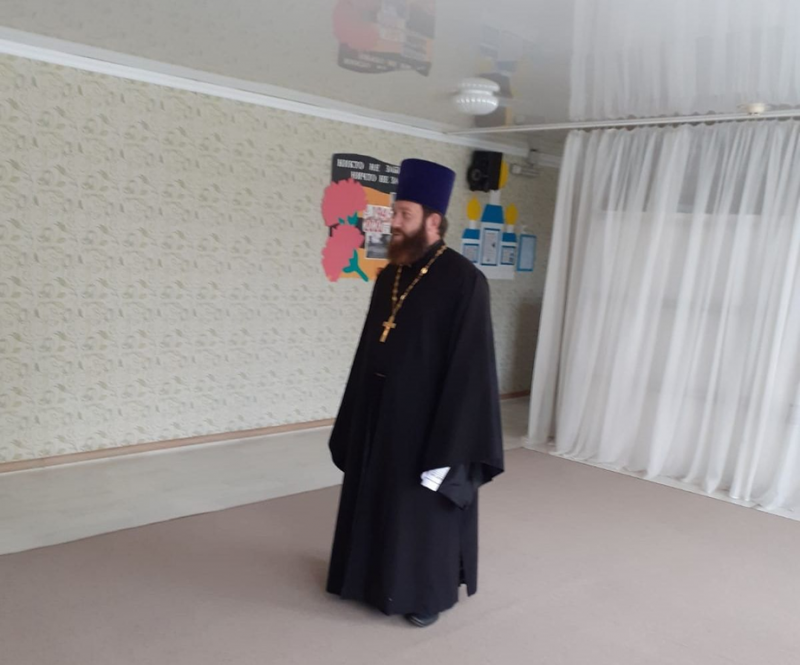 Иерей Андрей Павленков поздравил с праздником Воздвижения Креста Господня сотрудников детского сада № 17 хут. Красный