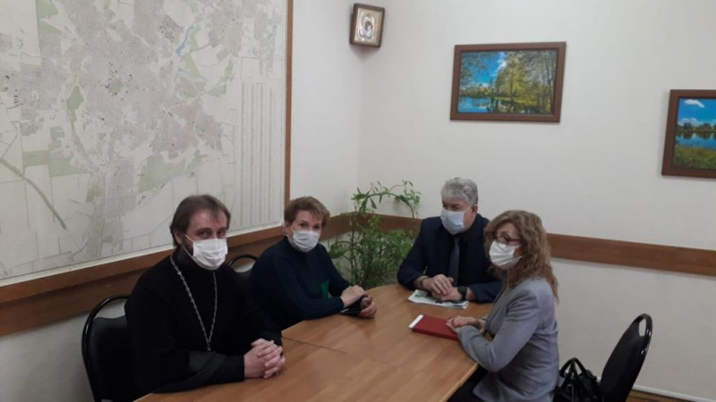 Благочинный Александровск-Грушевского округа протоиерей Сергий Яценко провел рабочую встречу с руководителем аппарата Администрации города Шахты