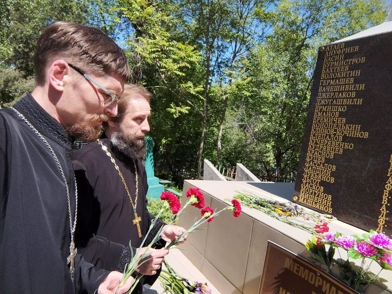 В память о погибших в годы Великой Отечественной войны духовенство возложило цветы к местам захоронений