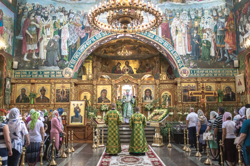 В День Святой Троицы, Пятидесятницы Преосвященнейший епископ Симон совершил Божественную литургию в Покровском кафедральном соборе г. Шахты