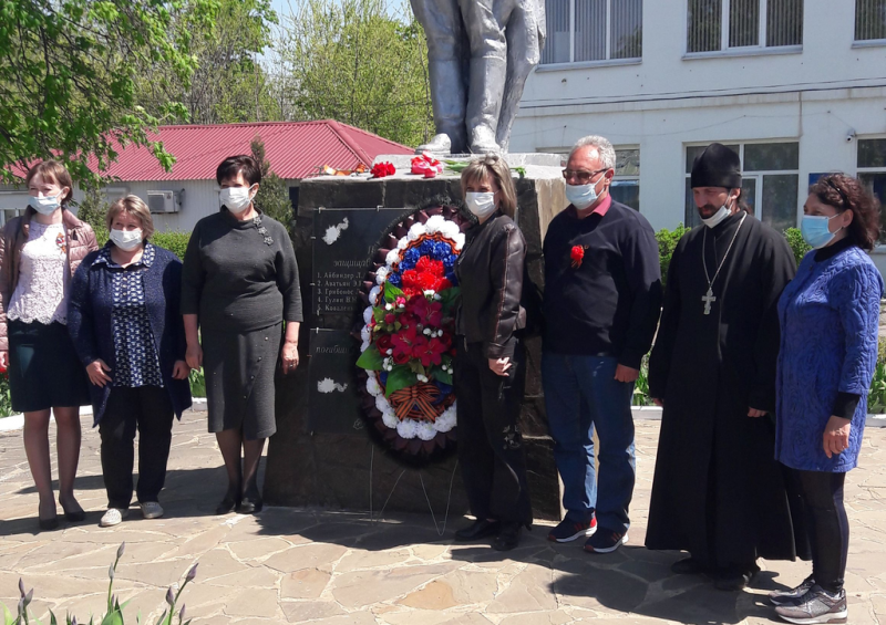 Иеромонах Арсений (Алимов) возложил цветы к памятнику погибшим воинам в годы Великой Отечественной войны