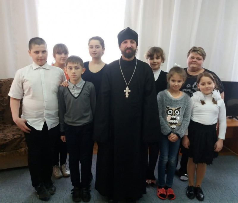 Иеромонах Арсений Алимов рассказал воспитанникам красносулинского реабилитационного центра о вреде сквернословия