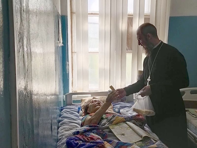 Священник посетил хоспис в хуторе Красный с пасхальным визитом