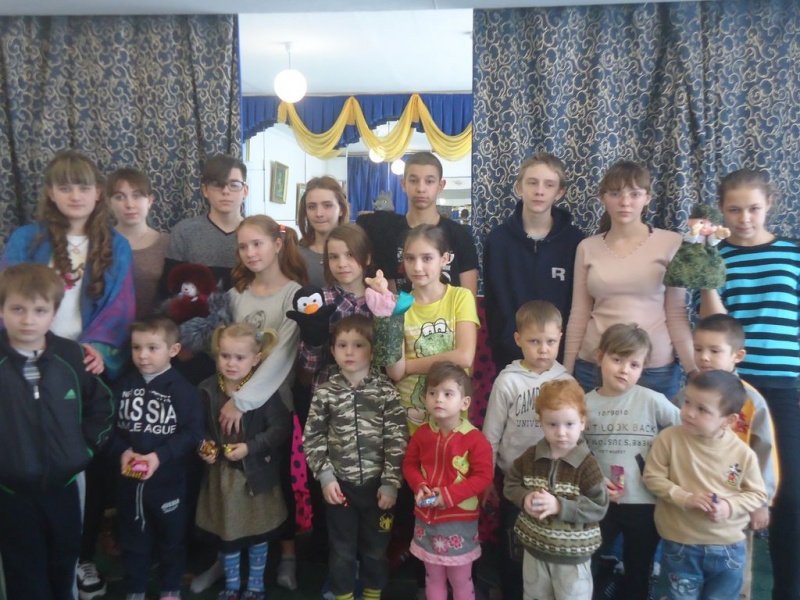 Волонтеры Донецка вместе с помощником благочинного по миссионерской работе подготовили выступление в центре социальной помощи семье и детям «Родничок»