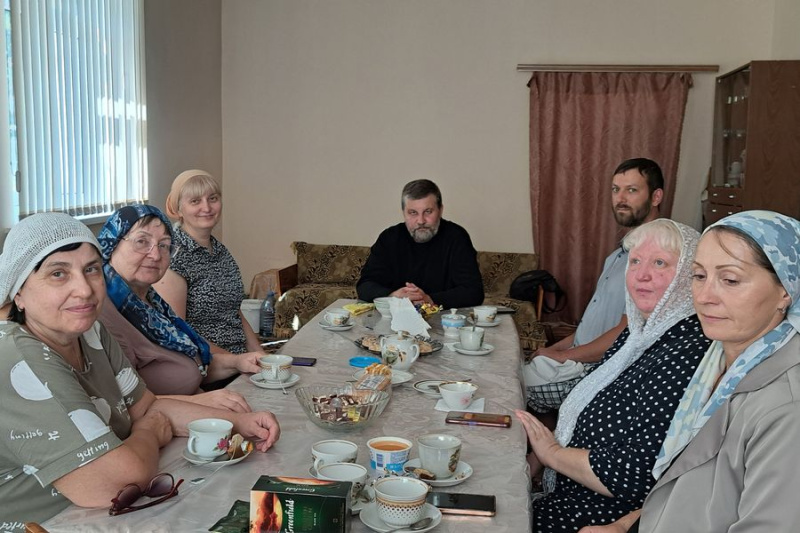 Совещание преподавателей в Пантелеимоновском храме поселка Майский