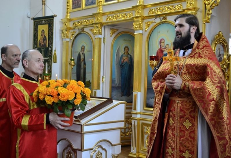 Иерей Евгений Осяк поздравил прихожанок с днём Жен-Мироносиц