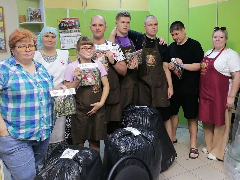 Дети-инвалиды из «Волшебного стежка» передали сестрам милосердия подарки для бойцов СВО