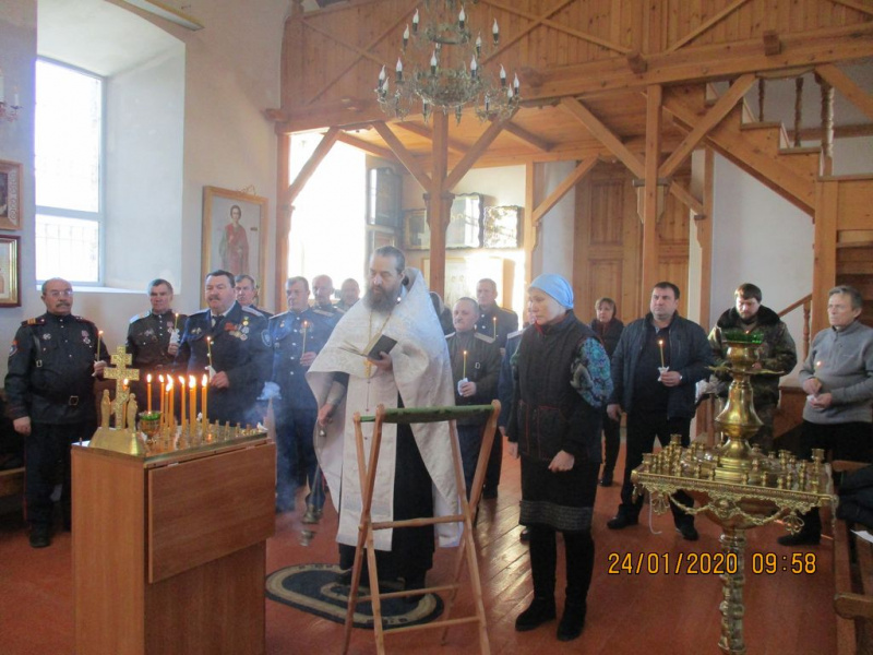 В храме Святой Троицы х. Волченский молитвенно почтили память погибших в годы репрессий казаков