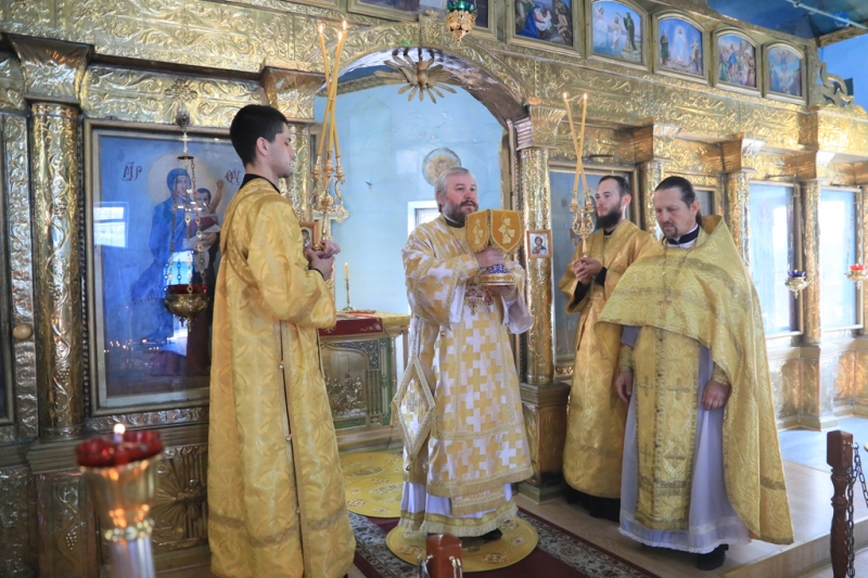 В день памяти славных и всехвальных первоверховных апостолов Петра и Павла в Покровском храме г. Шахты состоялось праздничное богослужение архиерейским чином