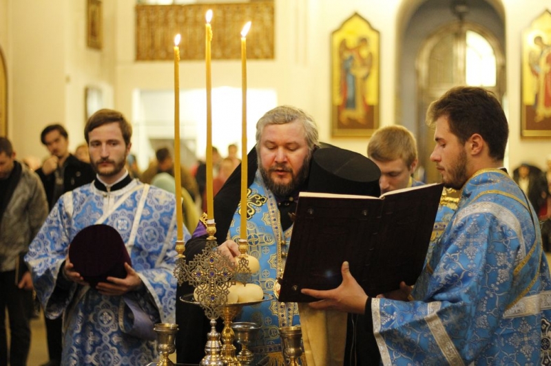 Накануне праздника Покрова Пресвятой Богородицы Преосвященнейший епископ Симон совершил всенощное бдение в Покровском кафедральном соборе г. Шахты