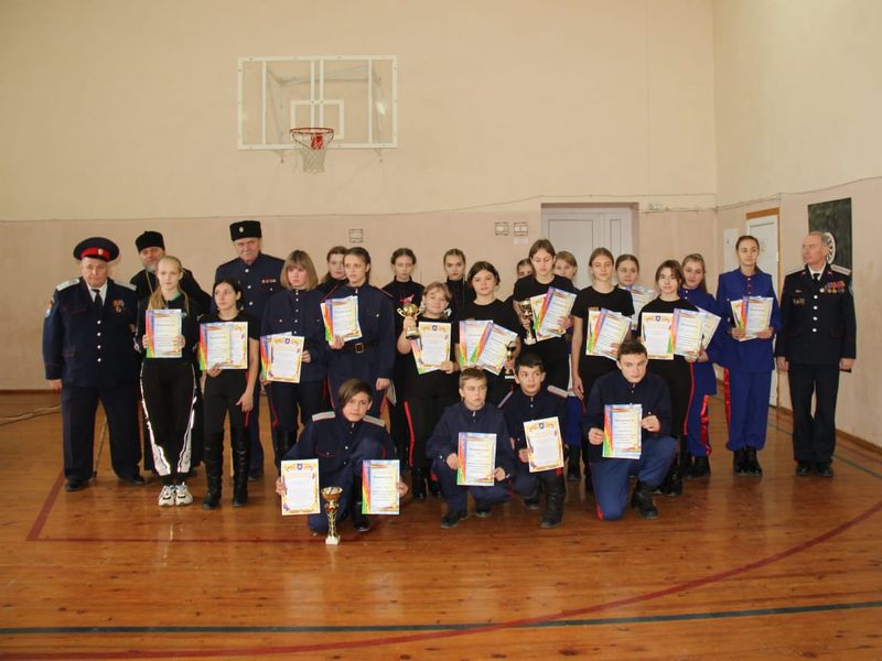 В школе № 2 города Миллерово состоялись соревнования по фланкировке казачьей шашкой