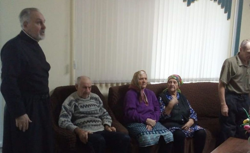 Помощник благочинного Новошахтинского округа провел встречу с получателями услуг Новошахтинского дома престарелых