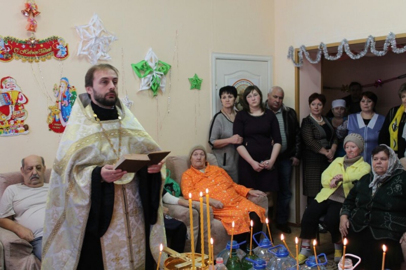 В великий праздник Крещения Господня протоиерей Сергий Яценко совершил чин великого освящения воды для социально-реабилитационного отделения граждан пожилого возраста и инвалидов Октябрьского района