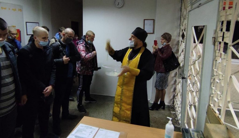 Иерей Сергий Артющенко благословил новобранцев осенней призывной компании