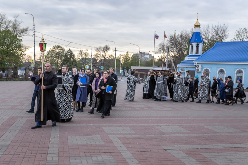 Преосвященнейший епископ Симон совершил утреню Великой субботы с чином погребения плащаницы