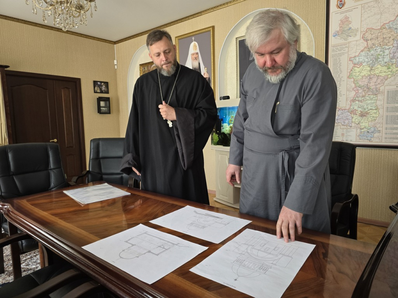 Состоялось рабочее совещание Преосвященнейшего епископа Симона с настоятелем строящегося храма в г. Красный Сулин
