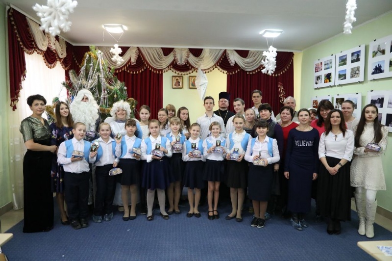 Праздничный концерт в день Рождества Христова провели детский архиерейский хор и молодежный ансамбль Покровского кафедрального собора