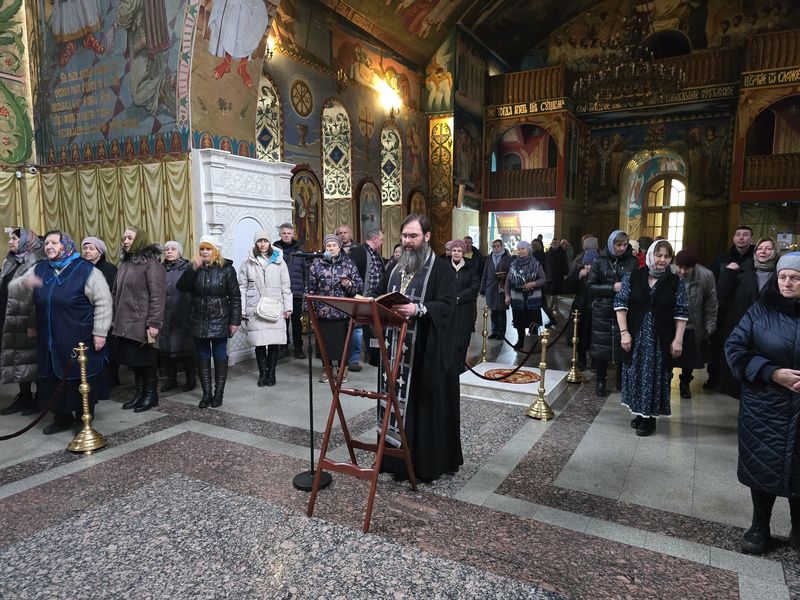 В Покровском кафедральном соборе совершили молитву на начало чтения Псалтири