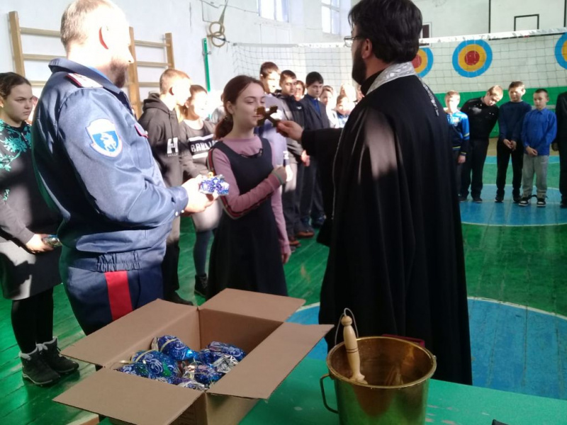 Благочинный Кашарского округа протоиерей Игорь Жевердан посетил казачью школу х. Панамарева в дни празднования Крещения Господня, и совершил чин освящение школы
