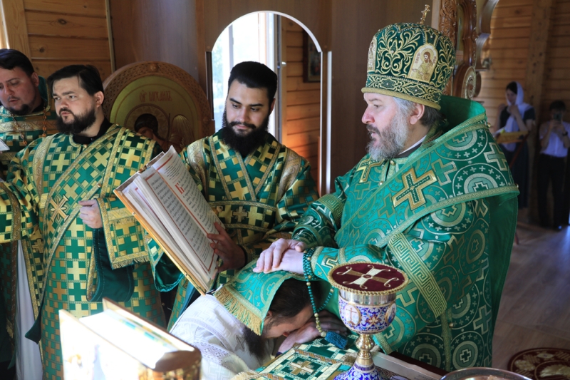 Преосвященнейший епископ Симон совершил Божественную литургию и диаконскую хиротонию